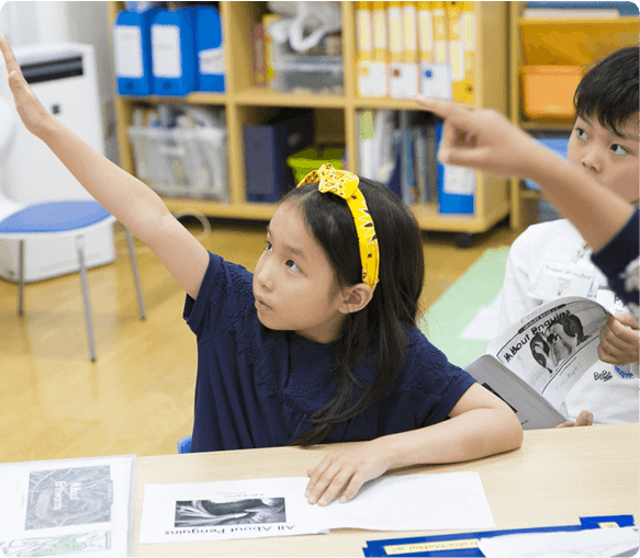 英語の授業で発表する子どもたち